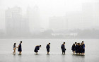 Китайские выпускники стоят в мантиях на затопленном мосту в Ухане